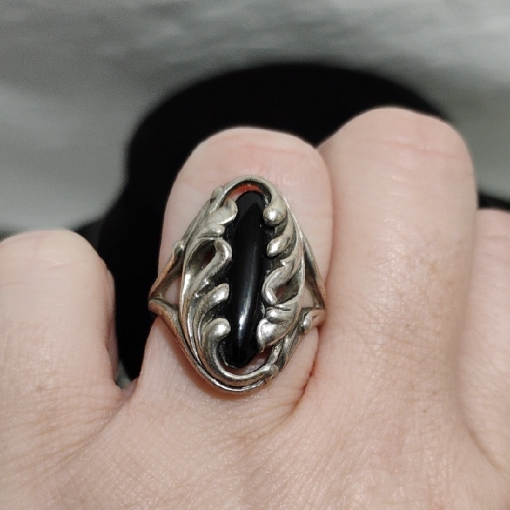 SALE! Vintage Sterling Silver & Black Onyx Navajo Ring W Scrollwork Sz.7 - Picture 3 of 11
